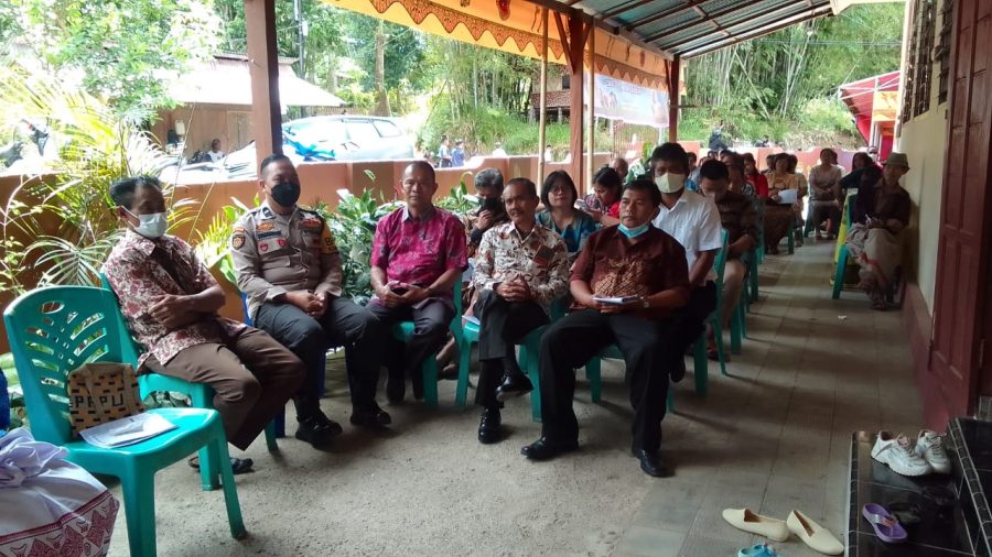 Kapolsek Makale Bersama Bhabinkamtibmas Menghadiri Mediasi oleh Hakim Adat