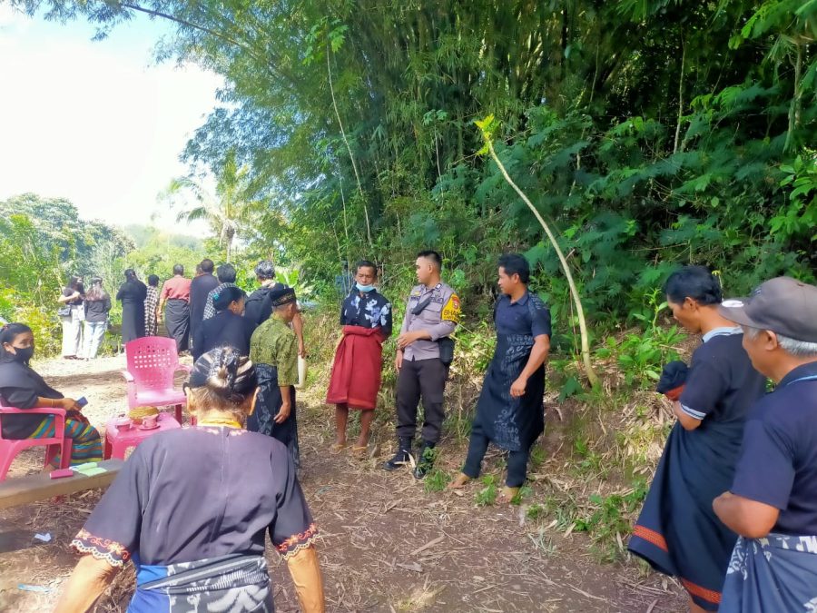 Bhabinkamtibmas Datangi Pohon Tumbang yang mengenai Aliran Listrik JTM