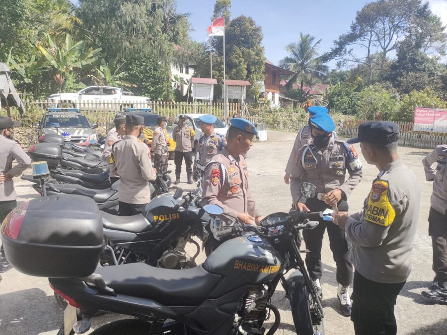 Bhabinkamtibmas Datangi Pohon Tumbang yang mengenai Aliran Listrik JTM