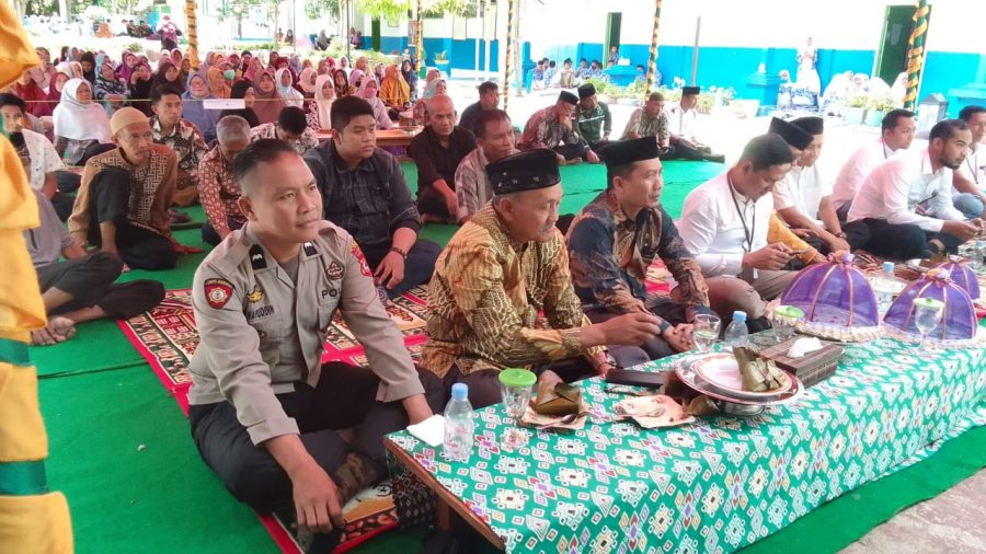 Bhabinkamtibmas Datangi Pohon Tumbang yang mengenai Aliran Listrik JTM