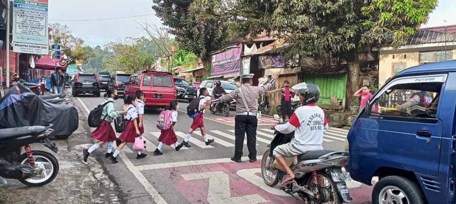 Jaminkan Keselamatan Pelajar, Personil Polres Tana Toraja Berikan Pelayanan Pagi