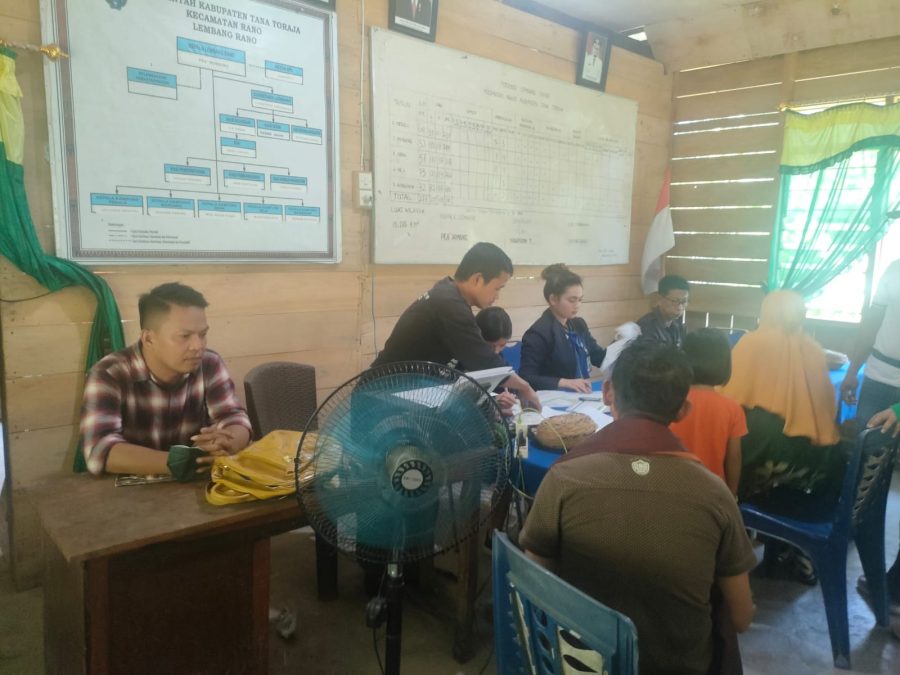 Personil Polsek Bonggakaradeng Meninjau Pendistribusian BLT – DL Di Kecamatan Rano