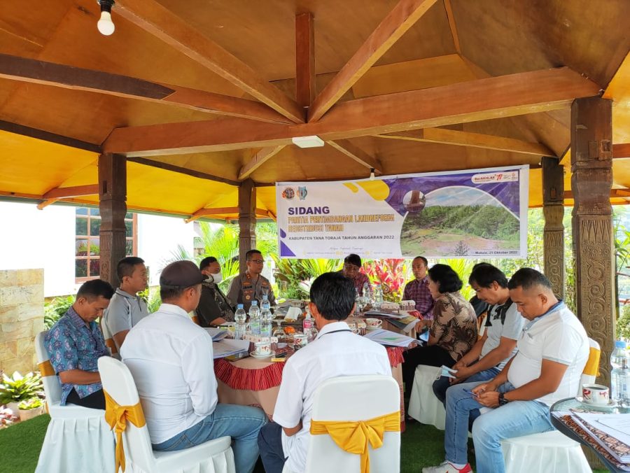 Personil Polsek Bonggakaradeng Meninjau Pendistribusian BLT – DL Di Kecamatan Rano