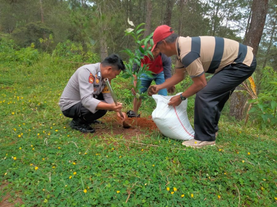 Personil Polsek Bonggakaradeng Meninjau Pendistribusian BLT – DL Di Kecamatan Rano