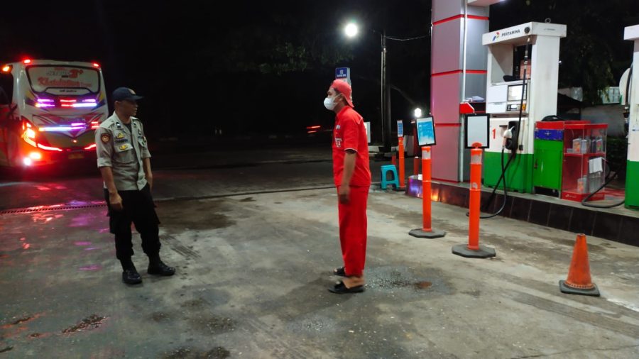 Personil Piket Polsek Segeri Polres Pangkep Laksanakan Patroli Di SPBU Kec. Segeri
