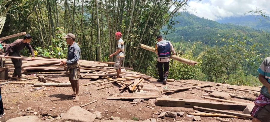 Seakan Tak Ada Jarak, Bhabinkamtibmas Polsek Tondon Nanggala Ikut Berpartisipasi Lakukan Kerja Bakti Bersama Masyarakat