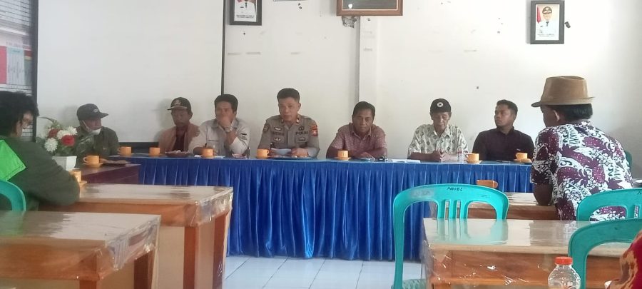 Kapolsek Sopai Hadiri Kegiatan Sidang Adat Terkait Penyelesaian Perkara Pencemaran Nama Baik Di Lembang Nonongan Selatan