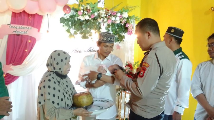 Bhabinkamtibmas bersama Kepala KUA Makale menghadiri acara Syukuran Aqikah warga binaan