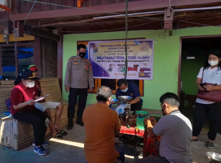 Bhabinkamtibmas Polsek Sanggalangi Mendampingi Dinas Perindagkop dan UKM Memberi Pelayanan Tera Ulang Guna Menjamin Perlindungan Konsumen