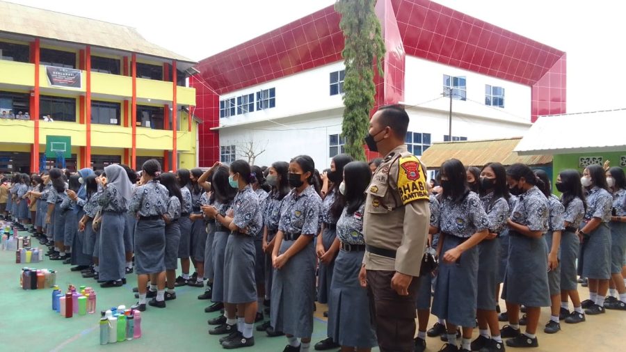 Bhabinkamtibmas selaku Tim Vaksinator PMK Tana Toraja malakukan Vaksinasi Hewan