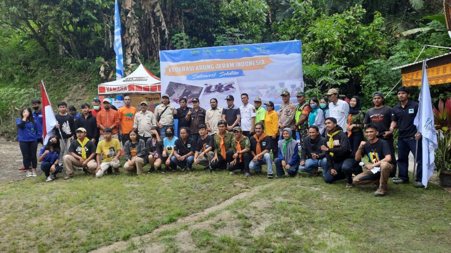 Bhabinkamtibmas selaku Tim Vaksinator PMK Tana Toraja malakukan Vaksinasi Hewan