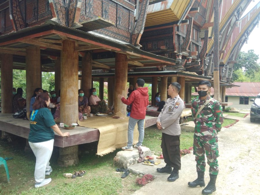 Bhabinkamtibmas selaku Tim Vaksinator PMK Tana Toraja malakukan Vaksinasi Hewan