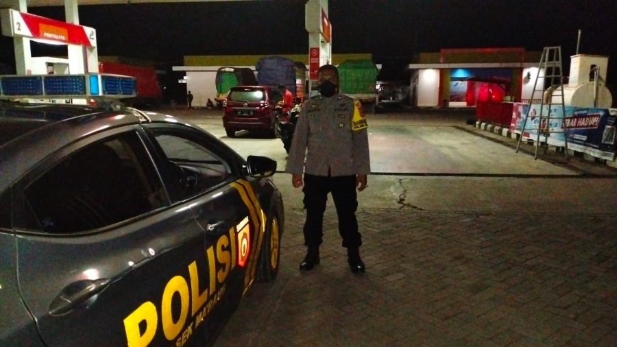 Personil Polsek Ma’rang Polres Pangkep Laksanakan Patroli Di SPBU Laikang Kel. Talaka Dan Berikan Himbauan