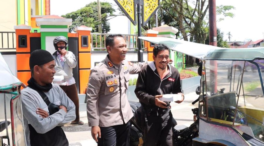 Aksi Peduli Kapolres Toraja Utara Bagikan Nasi Kotak Kepada Pejuang Pencari Nafkah Saat Jam Makan Siang