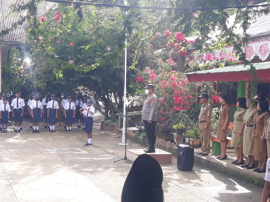 Kapolsek Sa’dan Balusu Jadi Pembina Upacara Di SMPN 1 Balusu