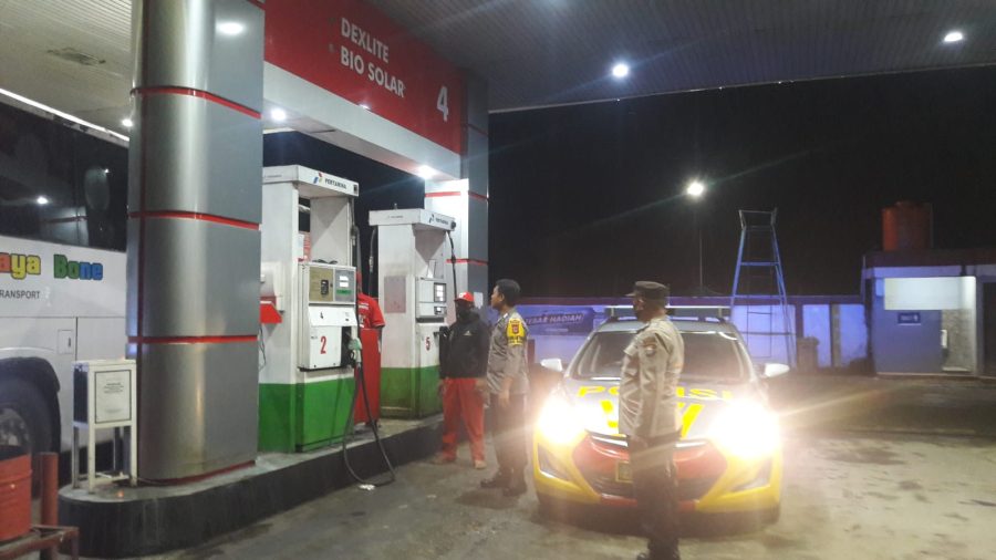 Bhabinkamtibmas Bersama Kanit Samapta Polsek Segeri Pangkep Aktif Sambangi SPBU Segeri Dan Beri Himbauan