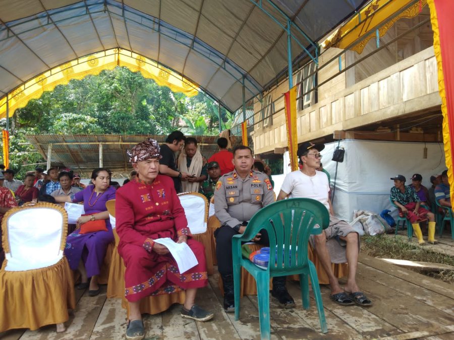 Bhabinkamtibmas Polsek Makale Vaksinasi Hewan di Lembang Pa’tengko