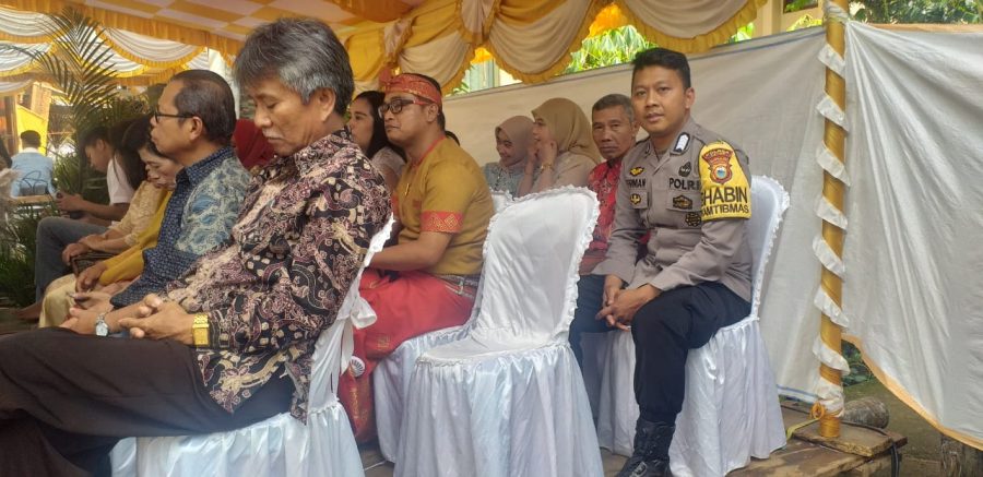 Bhabinkamtibmas Polsek Makale Vaksinasi Hewan di Lembang Pa’tengko