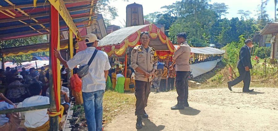 Bhabinkamtibmas Polsek Makale Sambang di acara nikahan warga binaan
