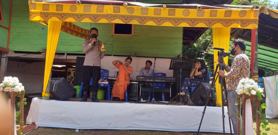 Bhabinkamtibmas Polsek Makale Sambang di acara nikahan warga binaan