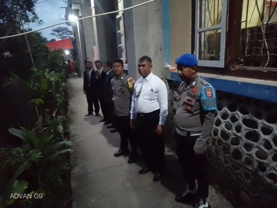 Bhabinkamtibmas Polsek Makale Sambang di acara nikahan warga binaan