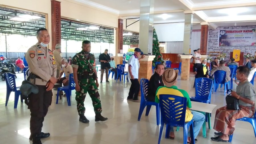 Bhabinkamtibmas Polsek Makale Sambang di acara nikahan warga binaan