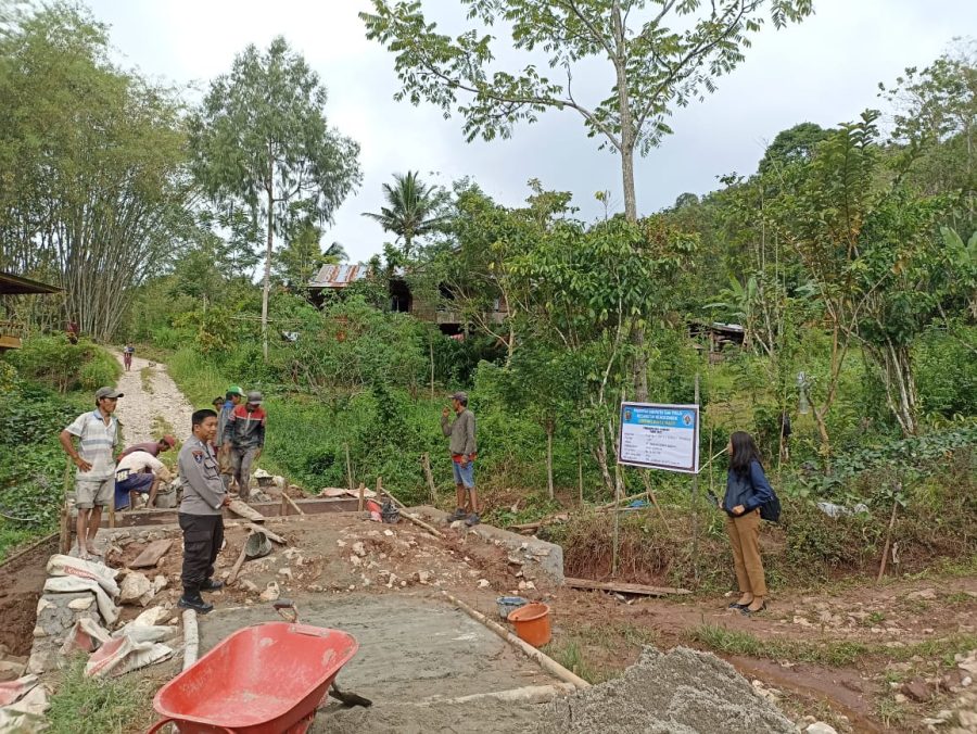 Bhabinkamtibmas Polsek Makale Sambang di acara nikahan warga binaan