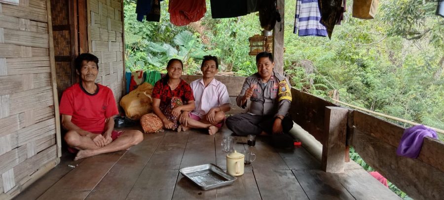 Bhabinkamtibmas Polsek Makale Sambang di acara nikahan warga binaan
