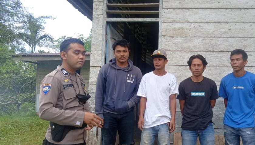 Bhabinkamtibmas Sambangi Pendatang dengan Tujuan Penambahan Jaringan Listrik