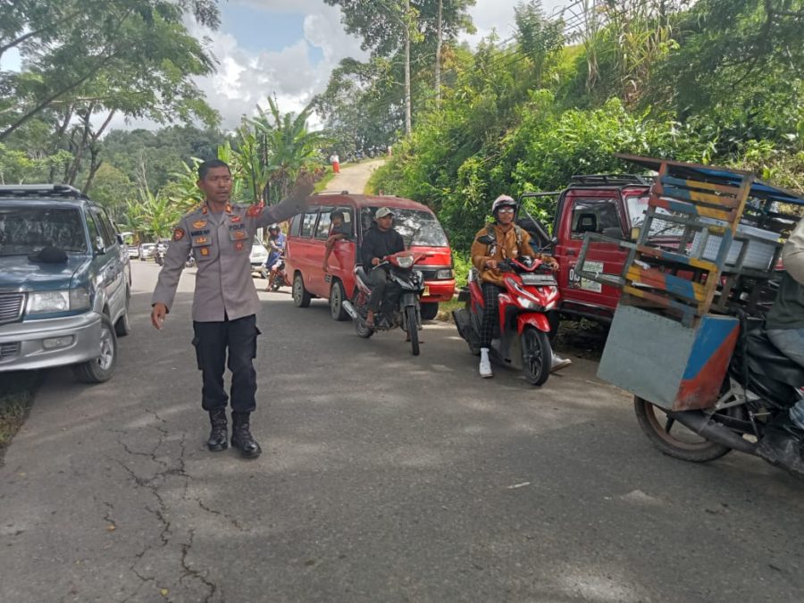 Kapolsek Tondon Nanggala Turun Langsung Cegah Kemacetan Saat Pesta Pernikahan Berlangsung