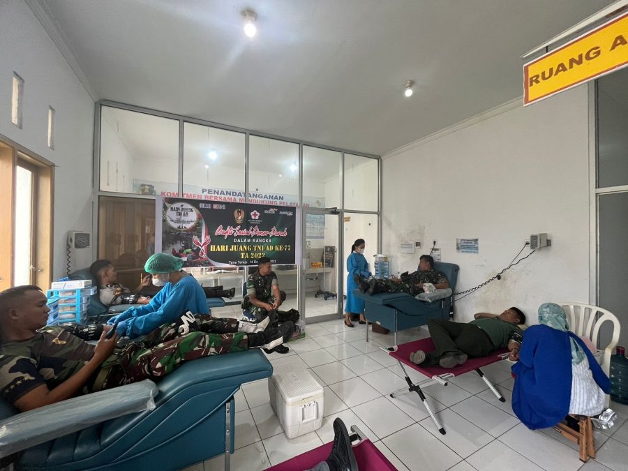Wujud Sinergitas, Personel Polres Toraja Utara Ikut Donor Darah Sambut Hari Juang Kartika TNI AD Ke-77