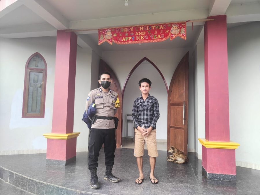 Bhabinkamtibmas Pantau Pelaksanaan Natal SMGT di Getor Batualu