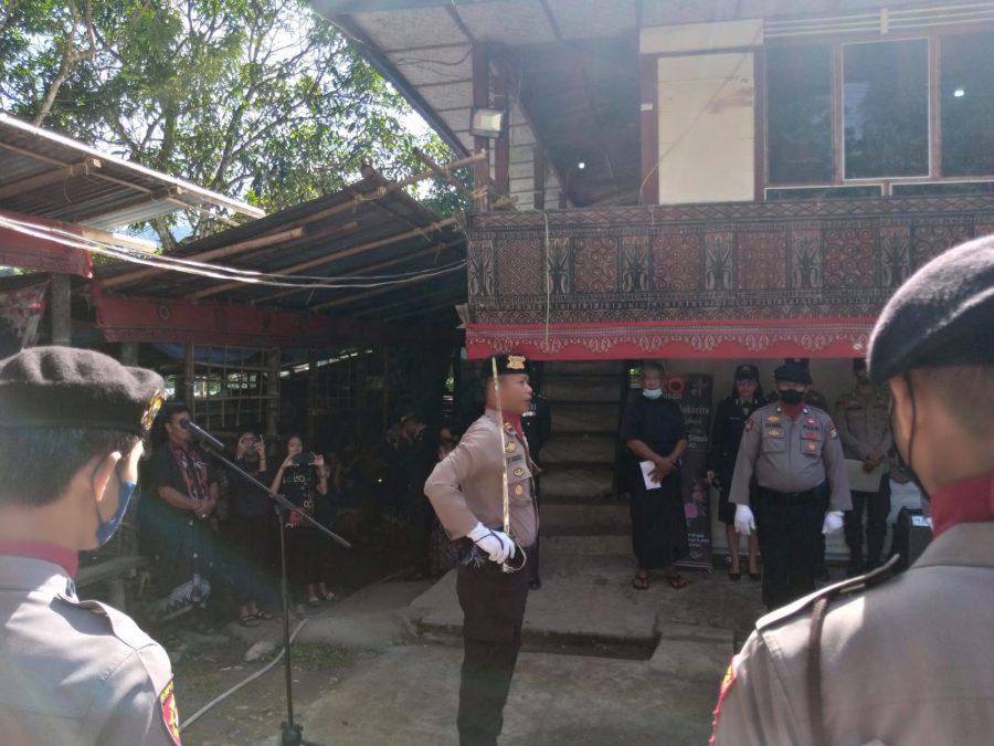 Polres Toraja Utara Laksanakan Upacara Persemayaman Alm. Peltu (Purn) Polri H. Simak Secara Dinas Kepolisian