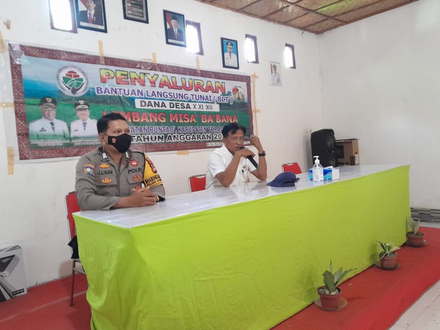 Bhabinkamtibmas Sanggalangi Kawal Penyaluran BLT Dana Desa Di Lembang Misa’ba’bana