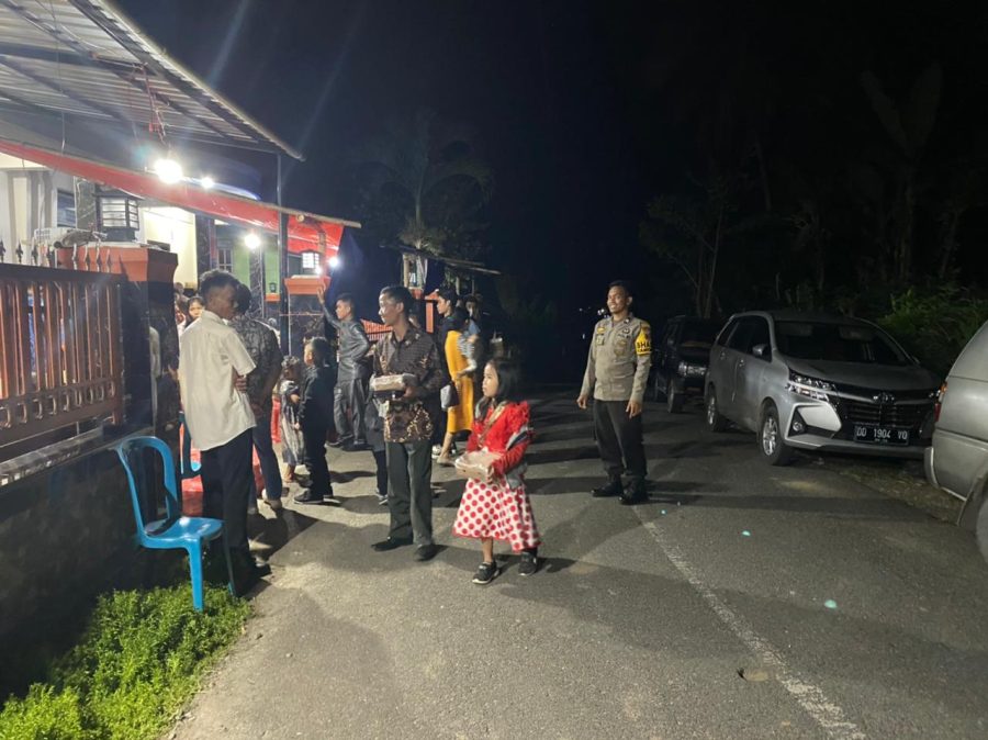 Beri Rasa Aman, Bhabinkamtibmas Pantau Pelaksanaan Ibadah Natal Jemaat Gereja Pantekosta Tabernakel