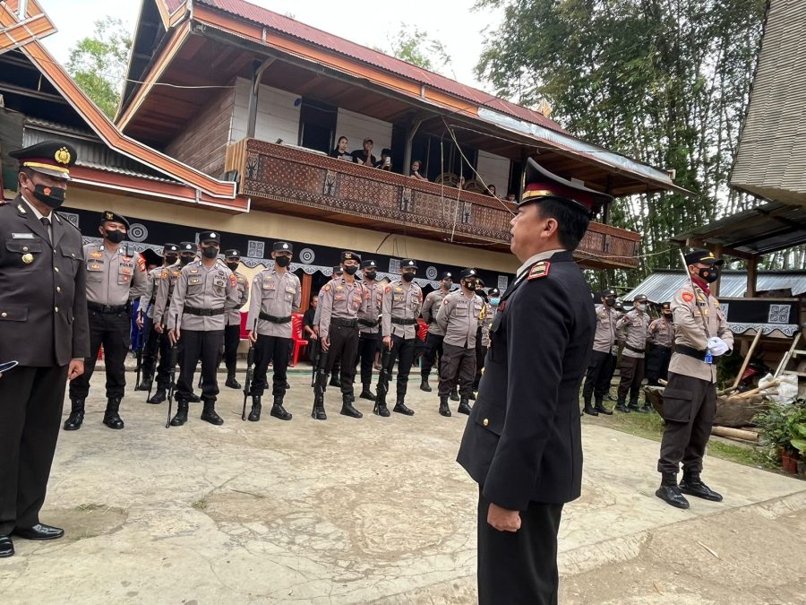 Beri Rasa Aman, Bhabinkamtibmas Pantau Pelaksanaan Ibadah Natal Jemaat Gereja Pantekosta Tabernakel