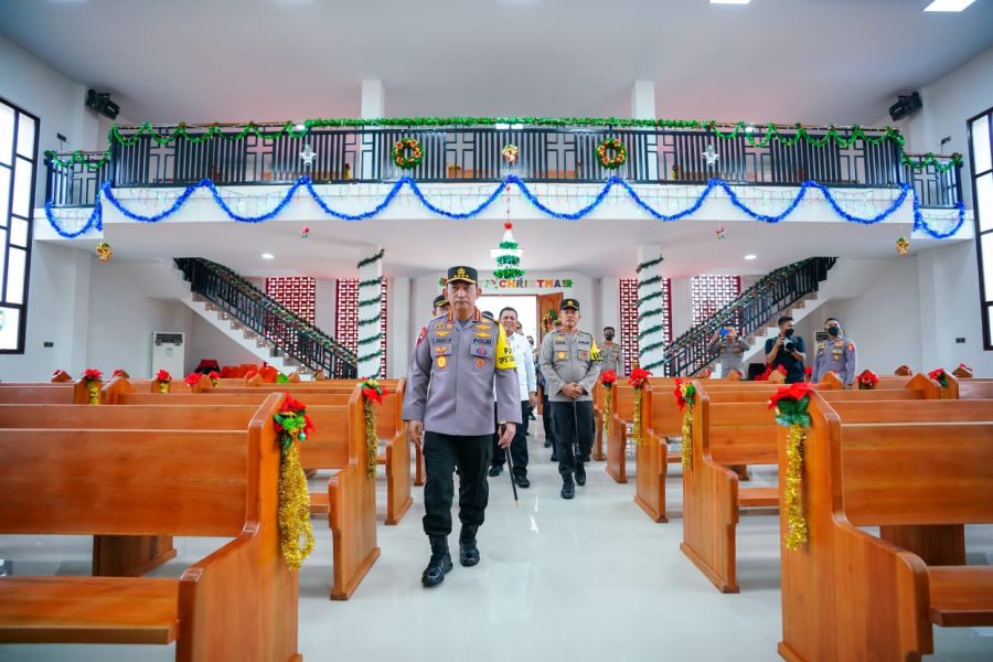 Bhabinkamtibmas Kawal Ibadah Perayaan Natal Jemaat di Gereja Toraja Moria Matana