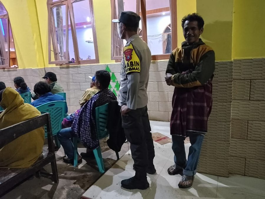 Bhabinkamtibmas Kawal Ibadah Perayaan Natal Jemaat di Gereja Toraja Moria Matana