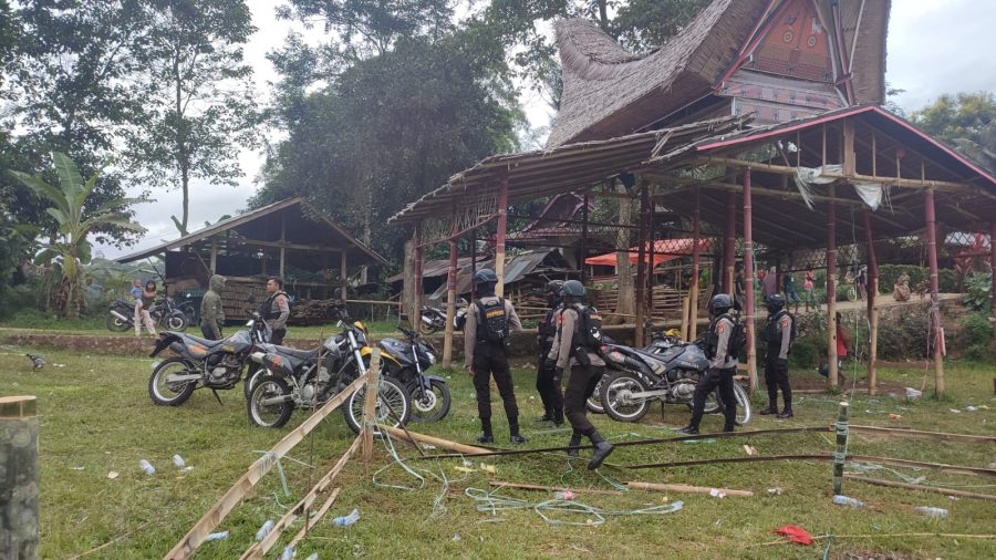 Bhabinkamtibmas Kawal Ibadah Perayaan Natal Jemaat di Gereja Toraja Moria Matana