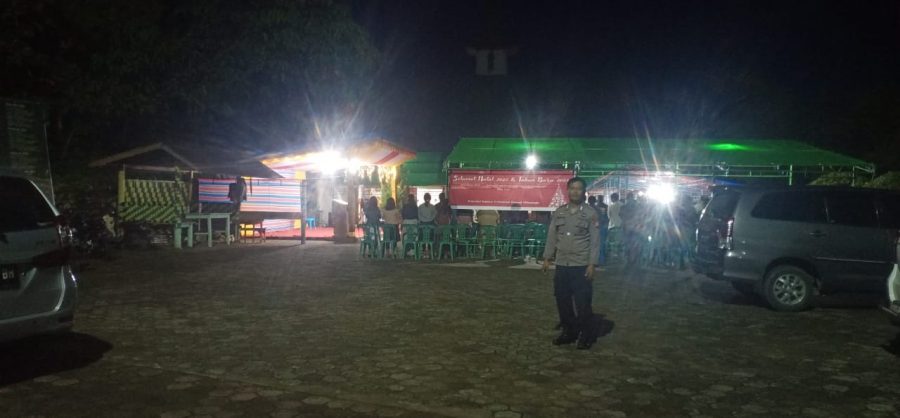 Personil Polsek Mengkendek PAM ibadah malam Natal Gereja Paroki Minanga