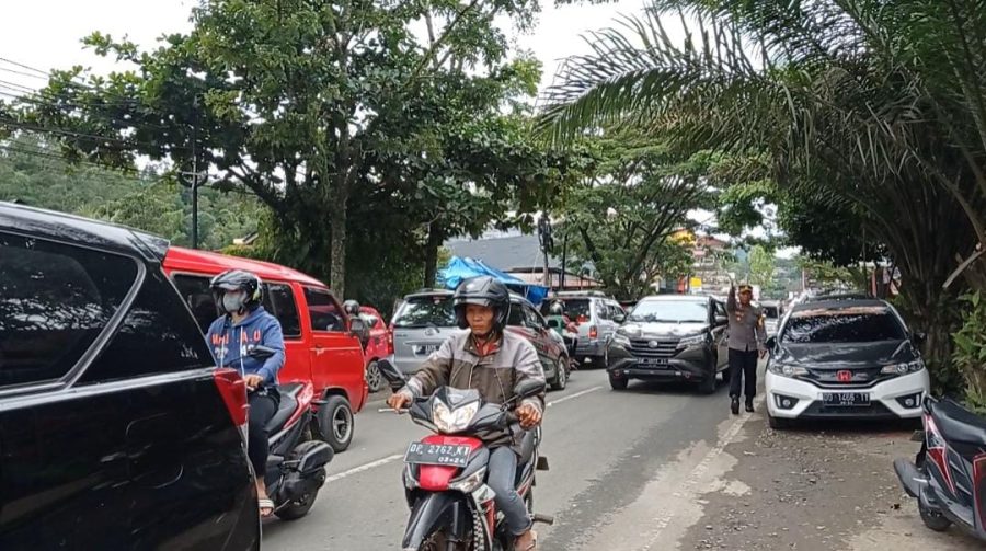 Kapolres Toraja Utara, AKBP Eko Suroso Turun Langsung Urai Kemacetan Jelang Malam Natal