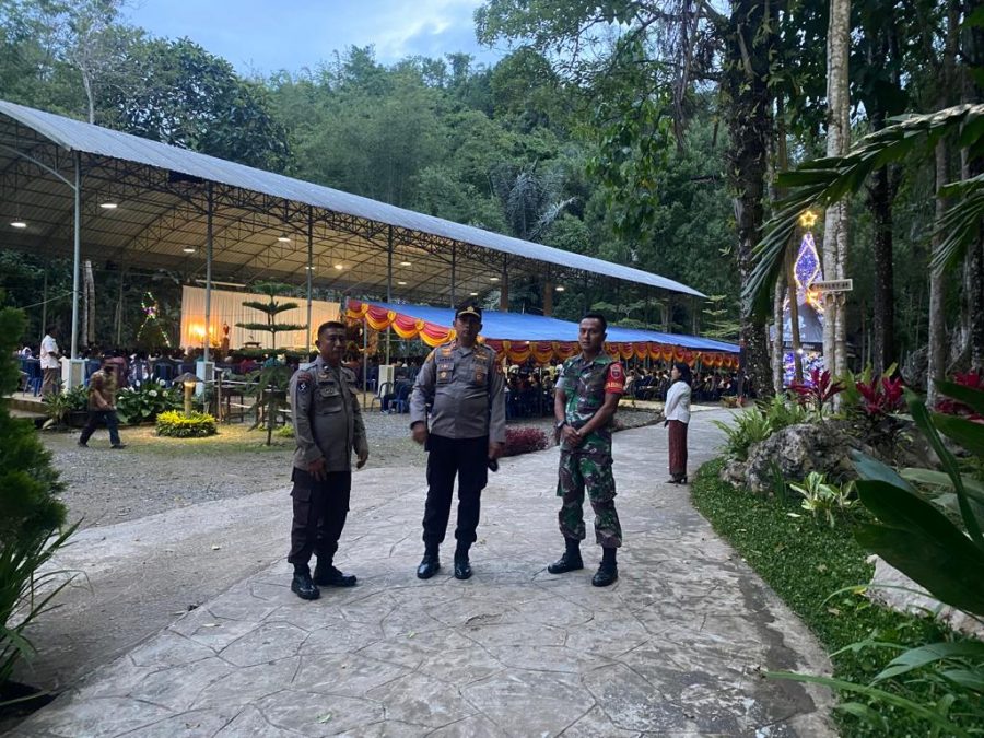 Personil Polsek Mengkendek PAM ibadah malam Natal Gereja Paroki Minanga