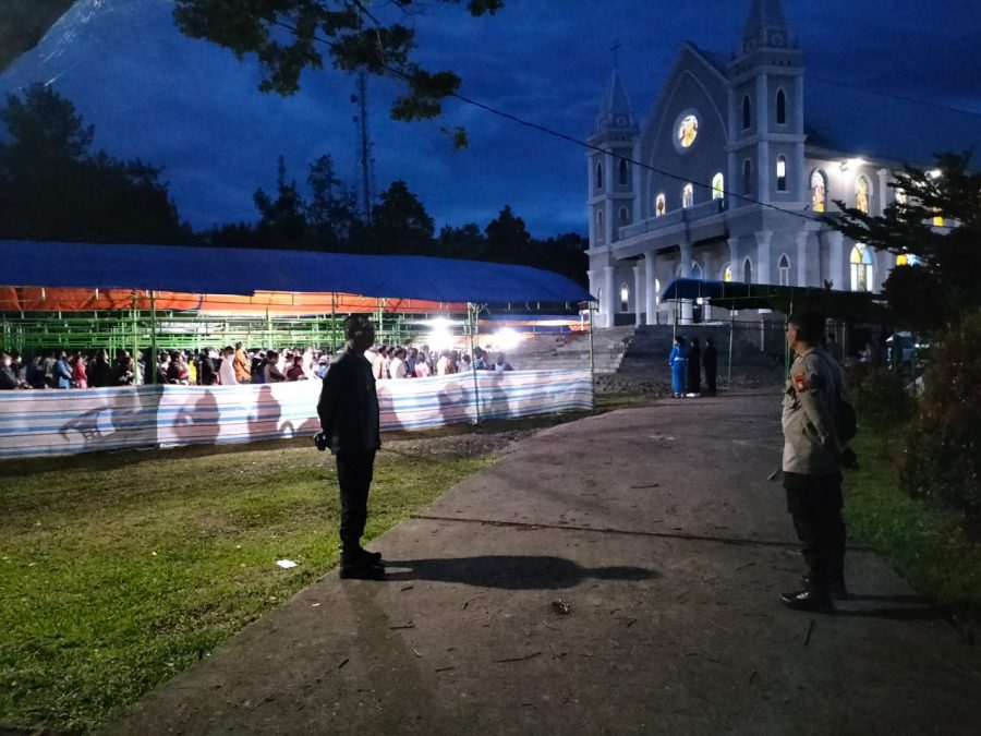 Personil Polsek Mengkendek PAM ibadah malam Natal Gereja Paroki Minanga