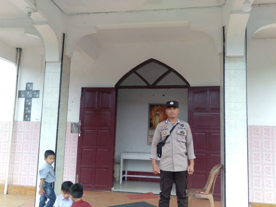 Personil Polsek Mengkendek PAM ibadah malam Natal Gereja Paroki Minanga