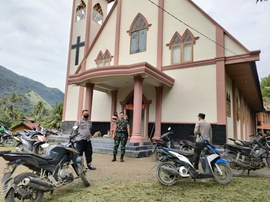Personil Polsek Mengkendek PAM ibadah malam Natal Gereja Paroki Minanga