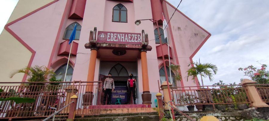 Personil Polsek Mengkendek PAM ibadah malam Natal Gereja Paroki Minanga