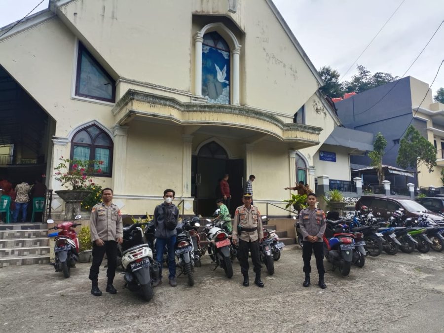 Personil Polsek Mengkendek PAM ibadah malam Natal Gereja Paroki Minanga
