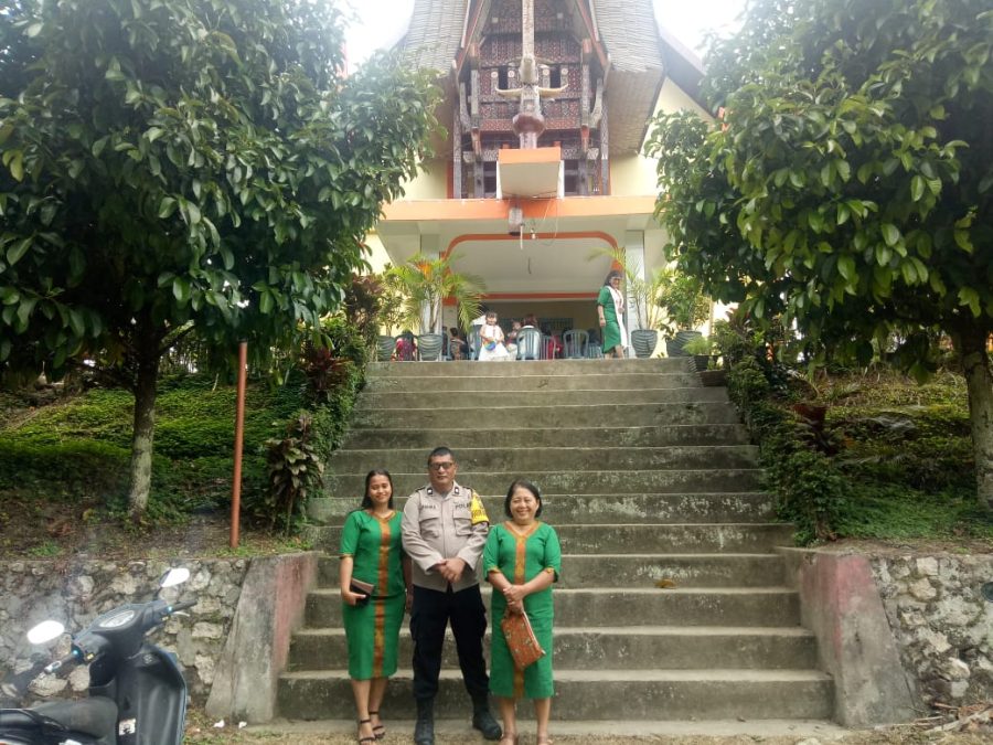 Personil Polsek Mengkendek PAM ibadah malam Natal Gereja Paroki Minanga