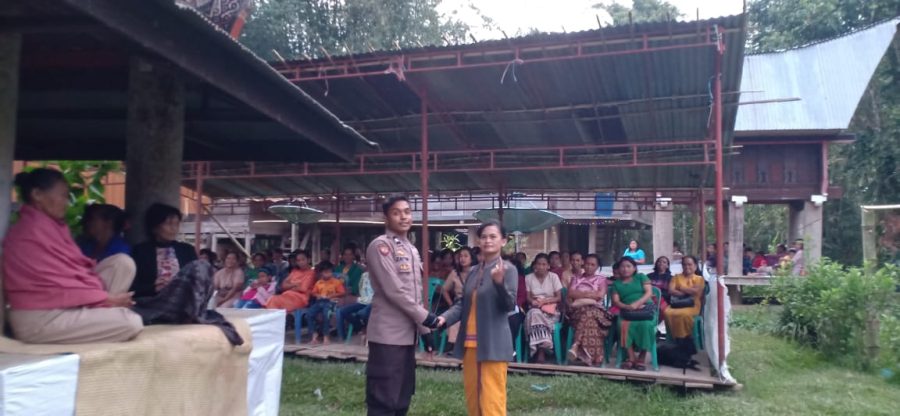 Bhabinkamtibmas Hadir Memberikan Rasa Aman Perayaan Natal PKK Lembang Leatung Matallo