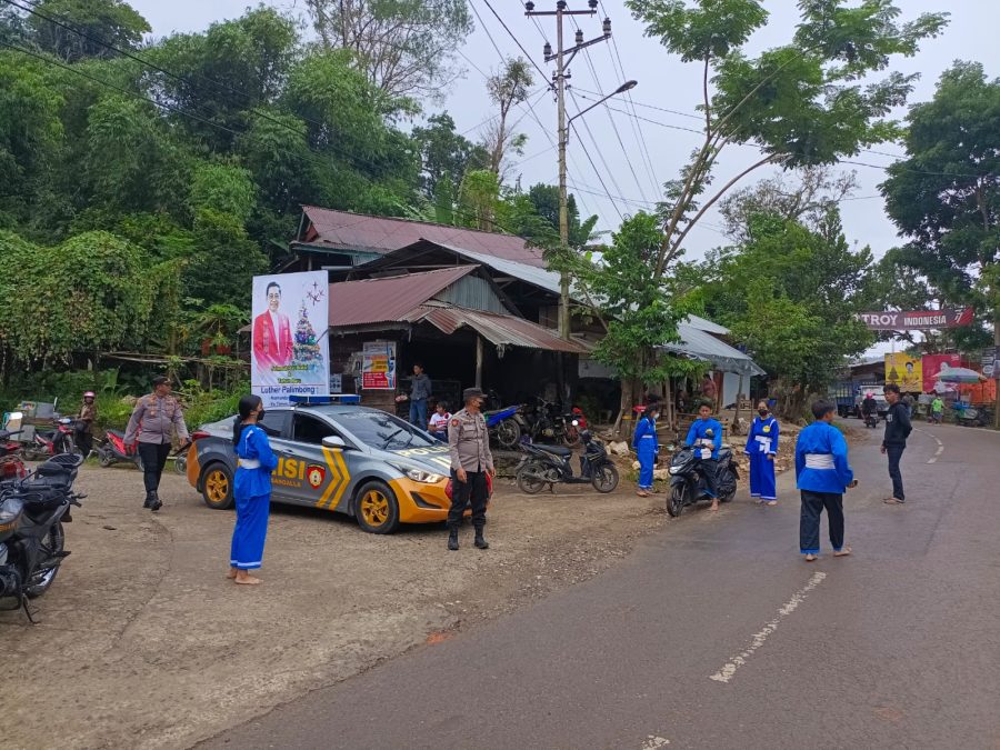 Bhabinkamtibmas Hadir Memberikan Rasa Aman Perayaan Natal PKK Lembang Leatung Matallo